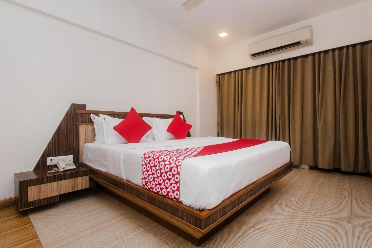 Vaccinated Staff - Capital O 13823 Hotel Praveen International Ulhasnagar Luaran gambar