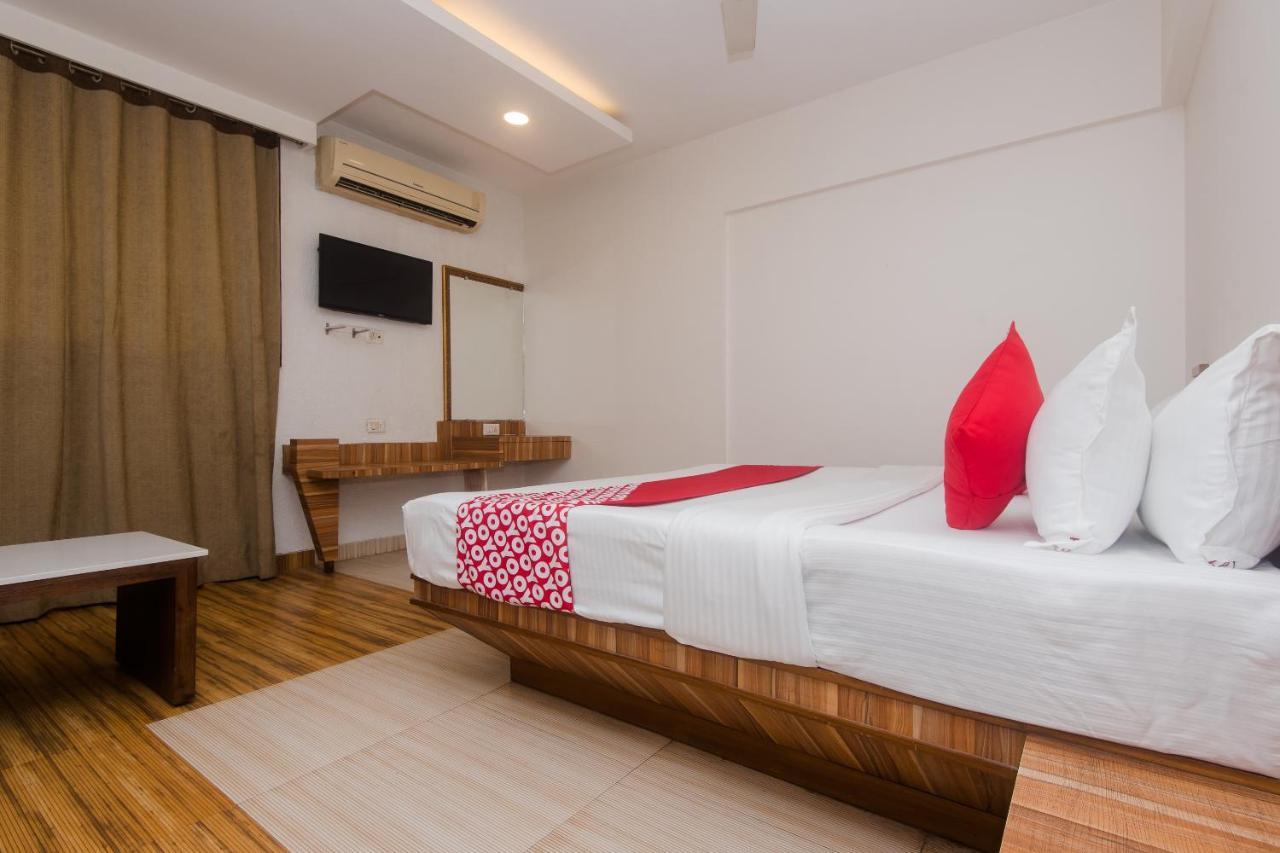 Vaccinated Staff - Capital O 13823 Hotel Praveen International Ulhasnagar Luaran gambar