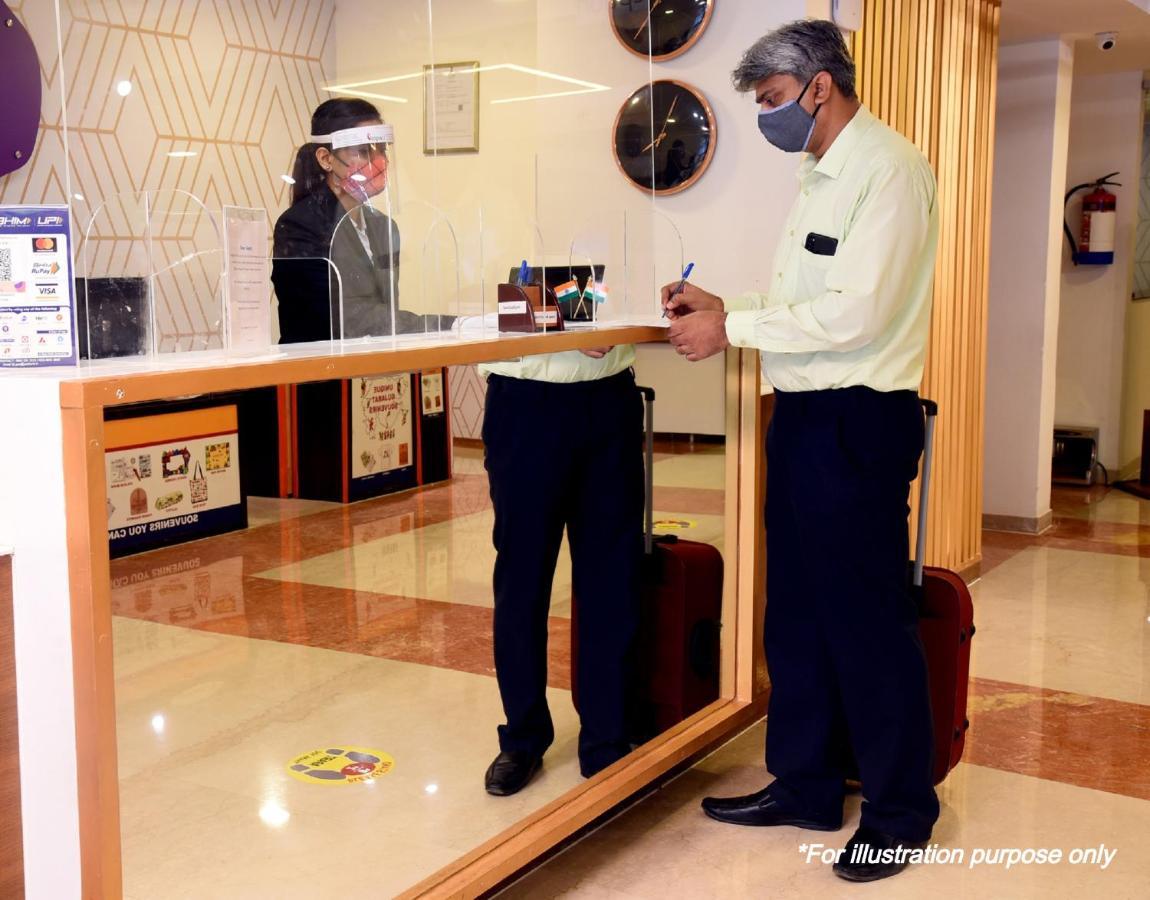 Vaccinated Staff - Capital O 13823 Hotel Praveen International Ulhasnagar Luaran gambar