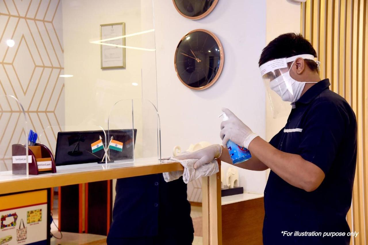 Vaccinated Staff - Capital O 13823 Hotel Praveen International Ulhasnagar Luaran gambar