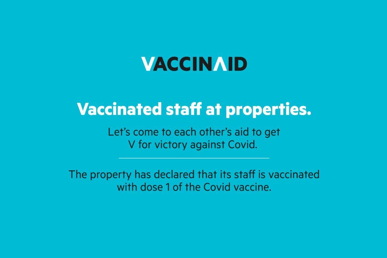 Vaccinated Staff - Capital O 13823 Hotel Praveen International Ulhasnagar Luaran gambar